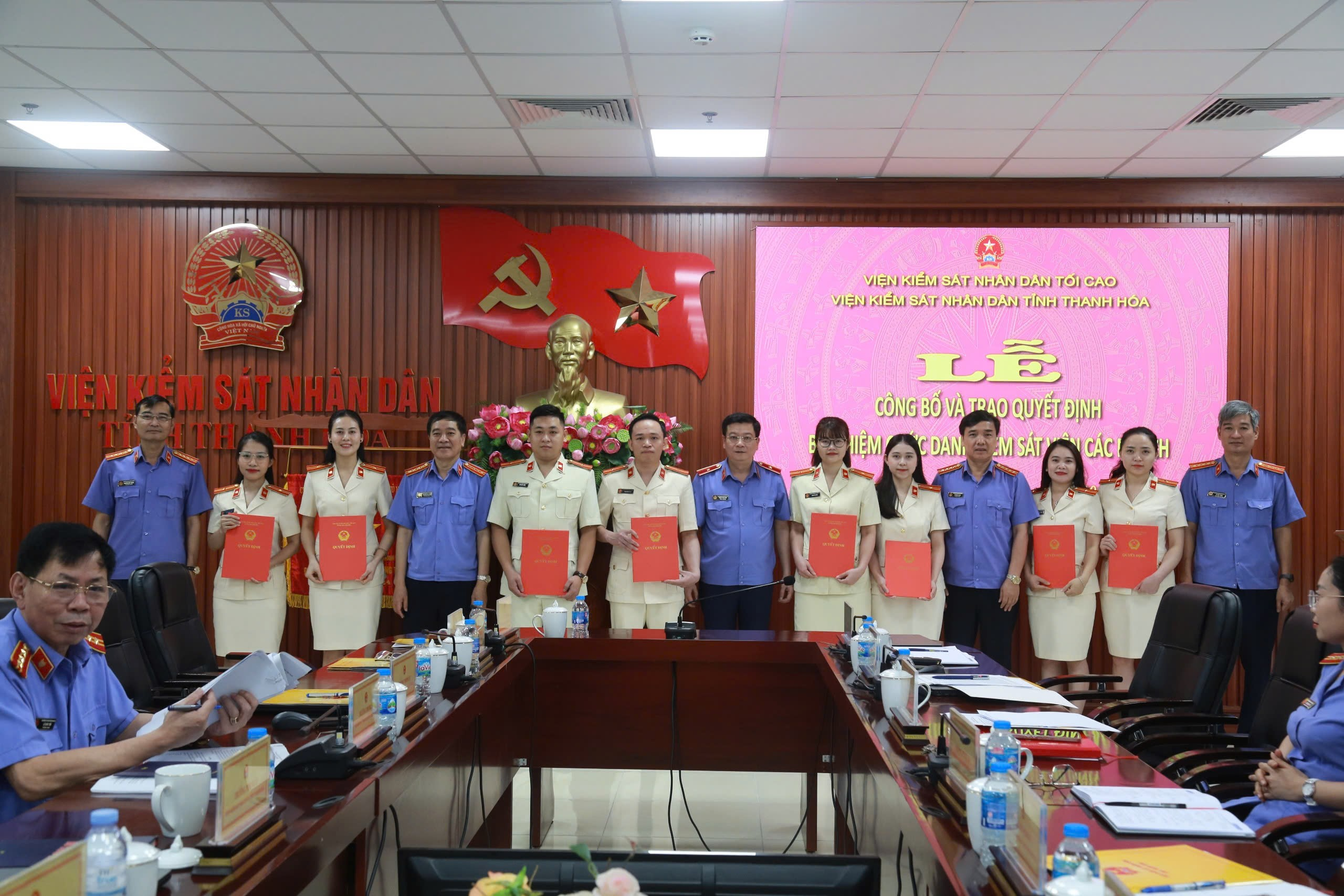 Đ/c Trần Thế Kính, Viện trưởng VKSND tỉnh Thanh Hóa trao Quyết định cho các đồng chí Kiểm sát viên sơ cấp