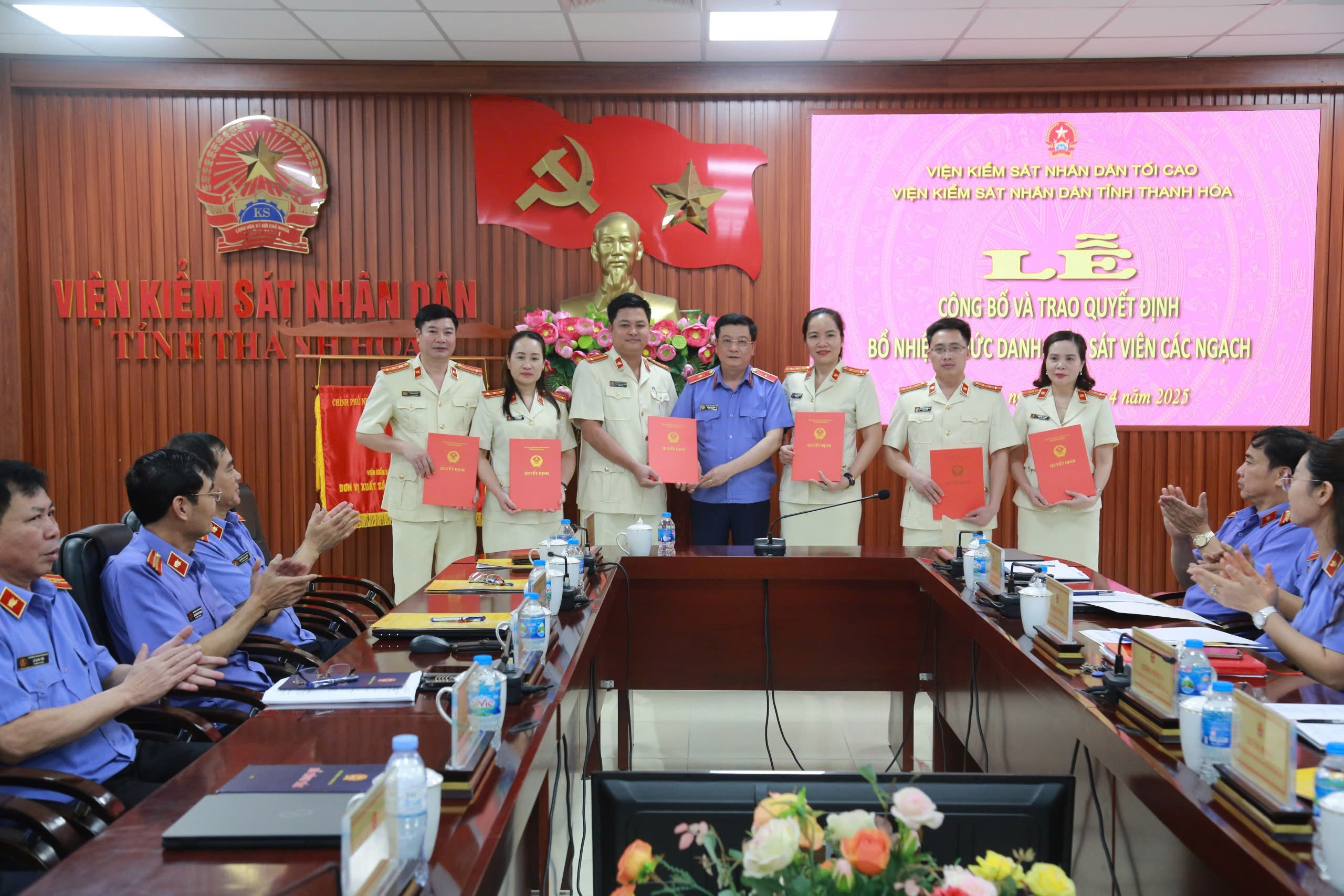 Đ/c Trần Thế Kính, Viện trưởng VKSND tỉnh Thanh Hóa trao Quyết định cho các đồng chí Kiểm sát viên trung cấp