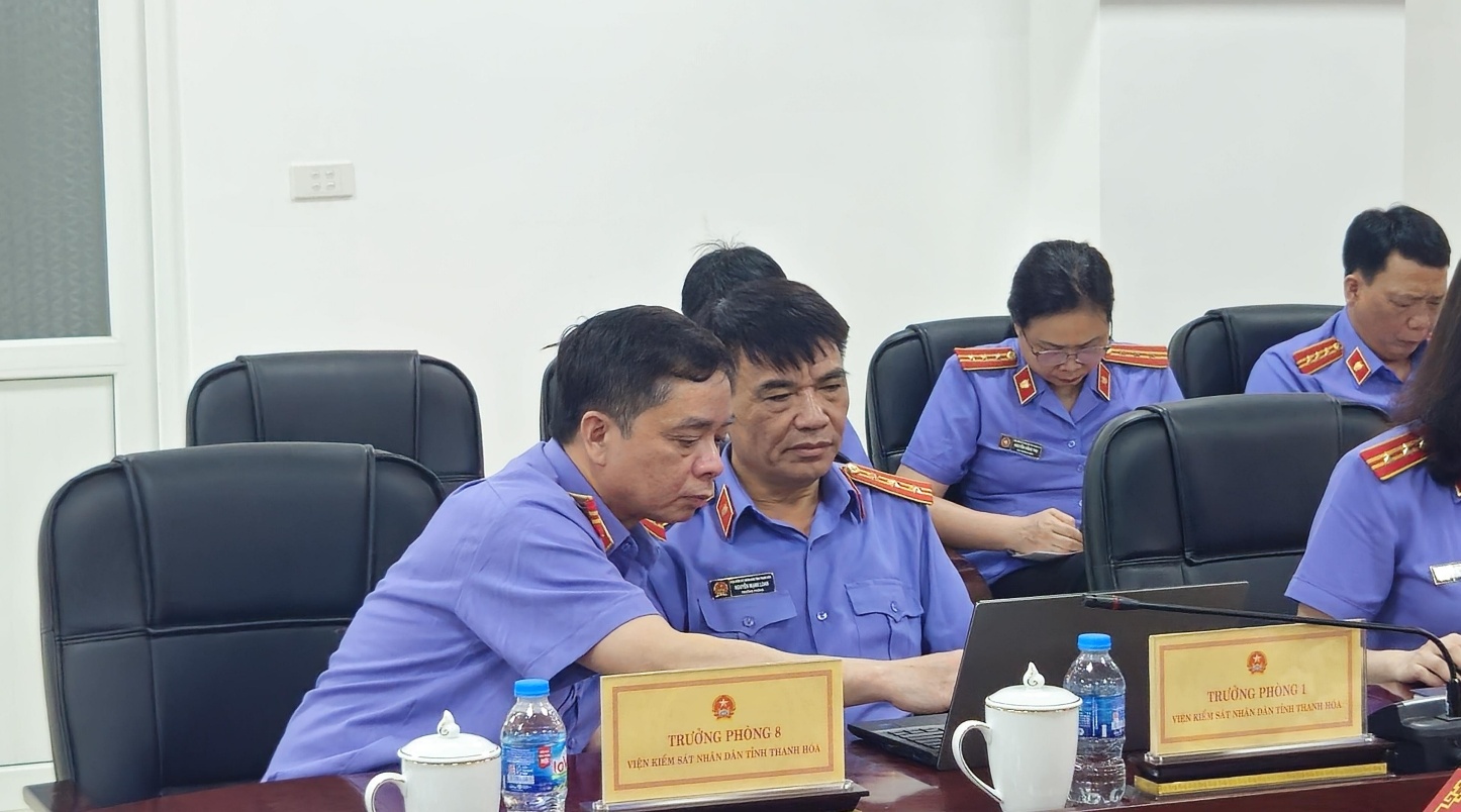 Ảnh: Các đồng chí Lãnh đạo phòng thao tác sử dụng phần mềm