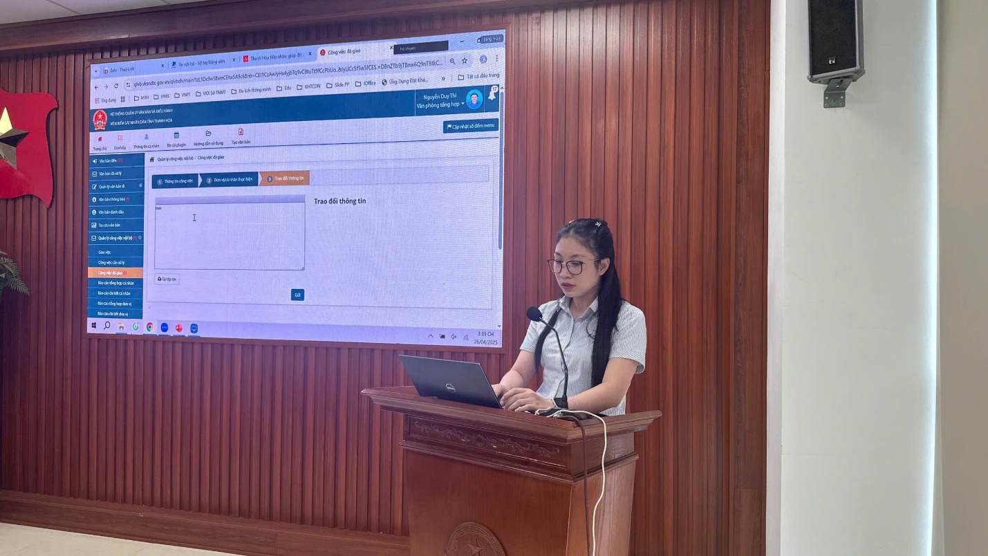 Ảnh: Báo cáo viên VNPT Thanh Hóa hướng dẫn những tính năng chuyên sâu trên phần mềm Quản lý văn bản và điều hành
