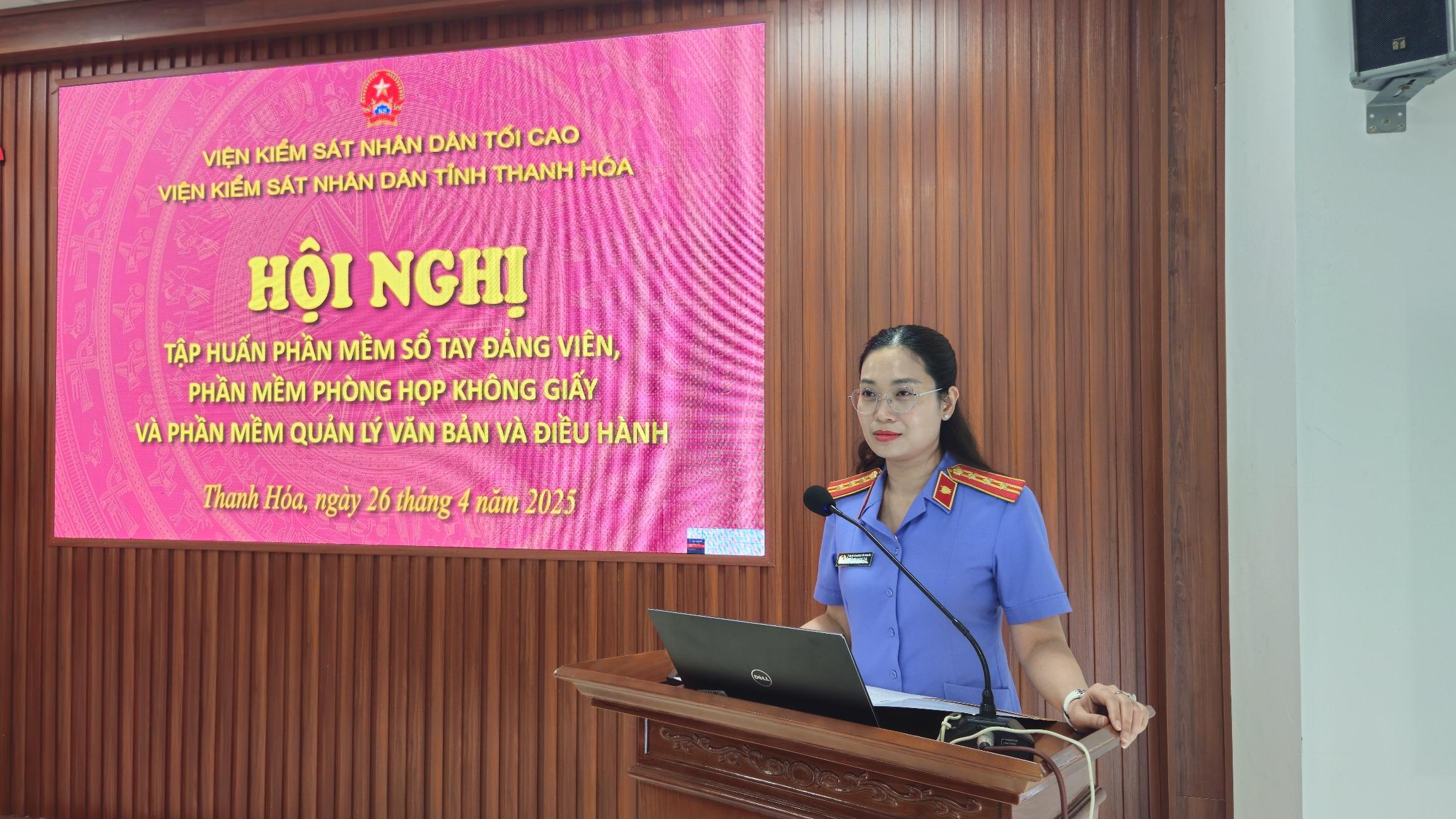 Ảnh: Đ/c Lê Thị Ngọc Hà, Chánh Văn phòng VKSND tỉnh phát biểu khai mạc Hội nghị tập huấn