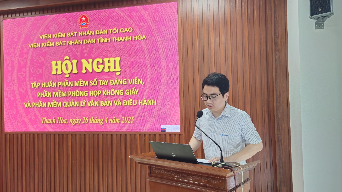 Ảnh: Báo cáo viên VNPT Thanh Hóa hướng dẫn sử dụng phần mềm Sổ tay Đảng viên