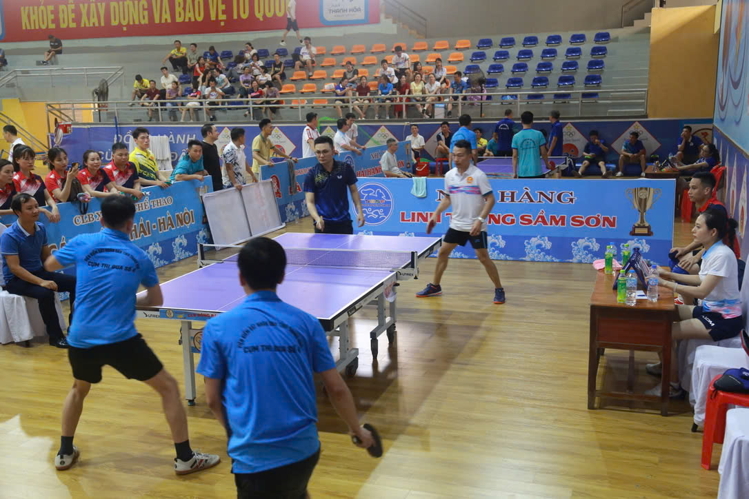 Các VĐV tranh tài sôi nổi ở nội dung thi đấu môn bóng bàn