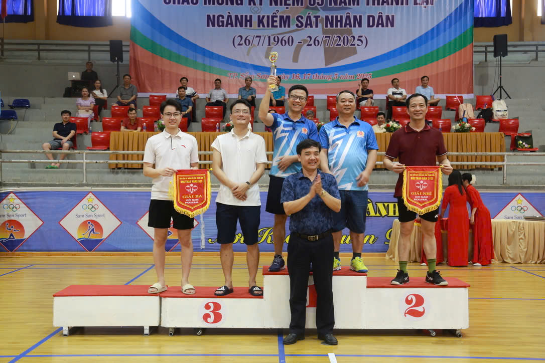Đồng chí Vũ Xuân Thoan, Phó Viện trưởng VKSND tỉnh trao giải môn Pickleball nội dung đôi nam