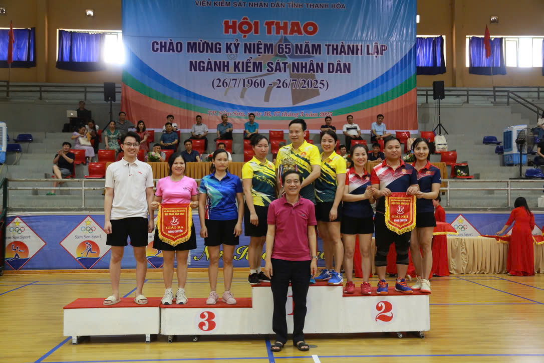 Đồng chí Nguyễn Văn Huyên, Phó Viện trưởng VKSND tỉnh trao giải môn bóng chuyền hơi