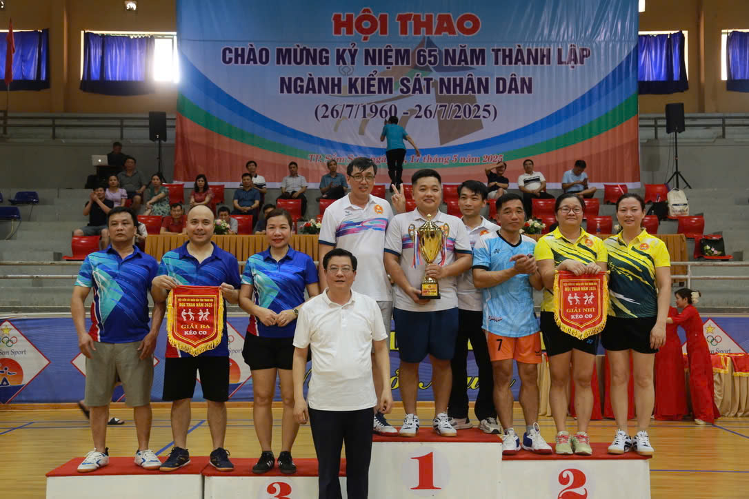 Đồng chí Trần Thế Kính, Viện trưởng VKSND tỉnh trao giải môn kéo co