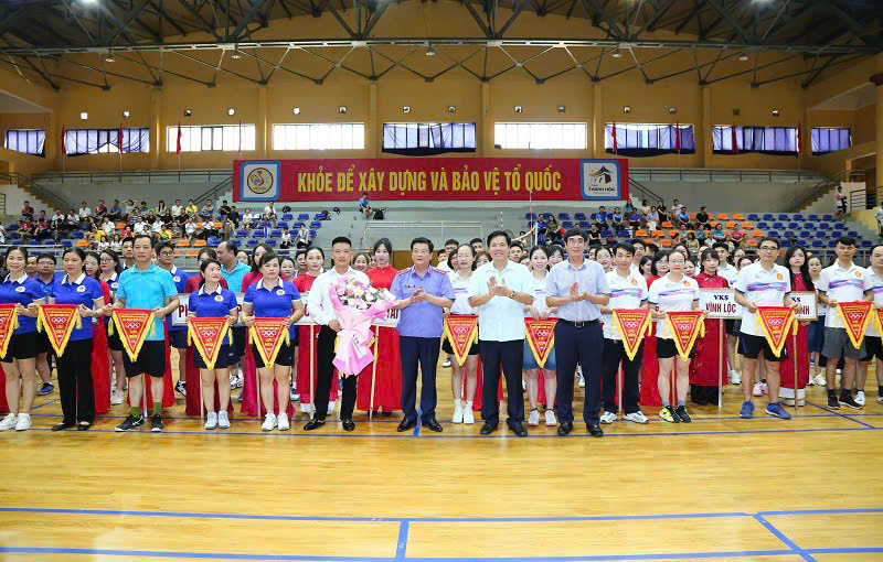 Các đồng chí Nguyễn Quang Dũng, Phó Viện trưởng VKSND tối cao; Nguyễn Ngọc Tiến, Ủy viên Ban Thường vụ, Trưởng Ban Nội chính Tỉnh ủy; Trần Thế Kính, Viện trưởng VKSND tỉnh tặng cờ lưu niệm, hoa cho các đơn vị tham dự giải