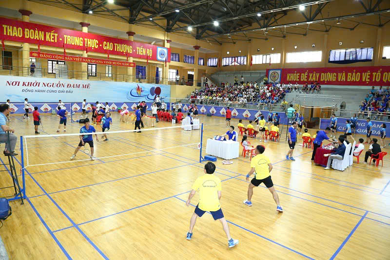Các VĐV tranh tài sôi nổi ở nội dung thi đấu môn cầu lông