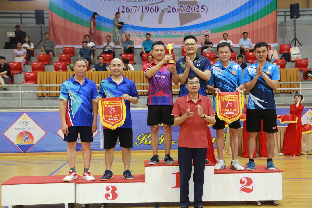 Đồng chí Nguyễn Đức Thanh, Phó Viện trưởng VKSND tỉnh trao giải môn bóng bàn nội dung đôi nam