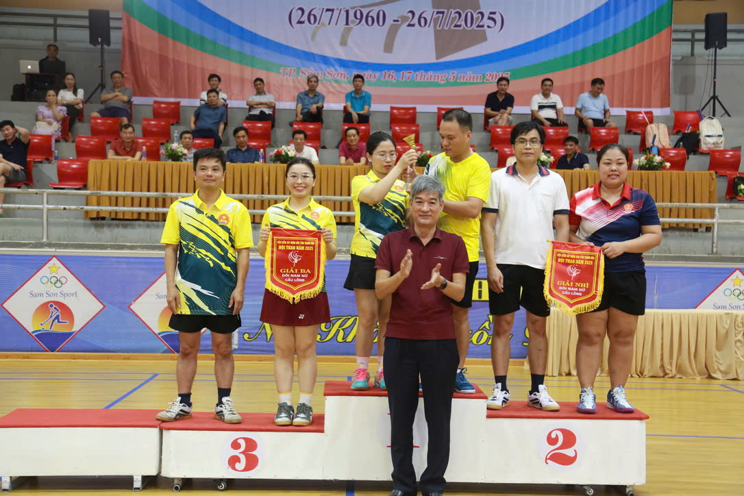 Đồng chí Lê Đức Tùng, Phó Viện trưởng VKSND tỉnh trao giải môn cầu lông nội dung đôi nam nữ