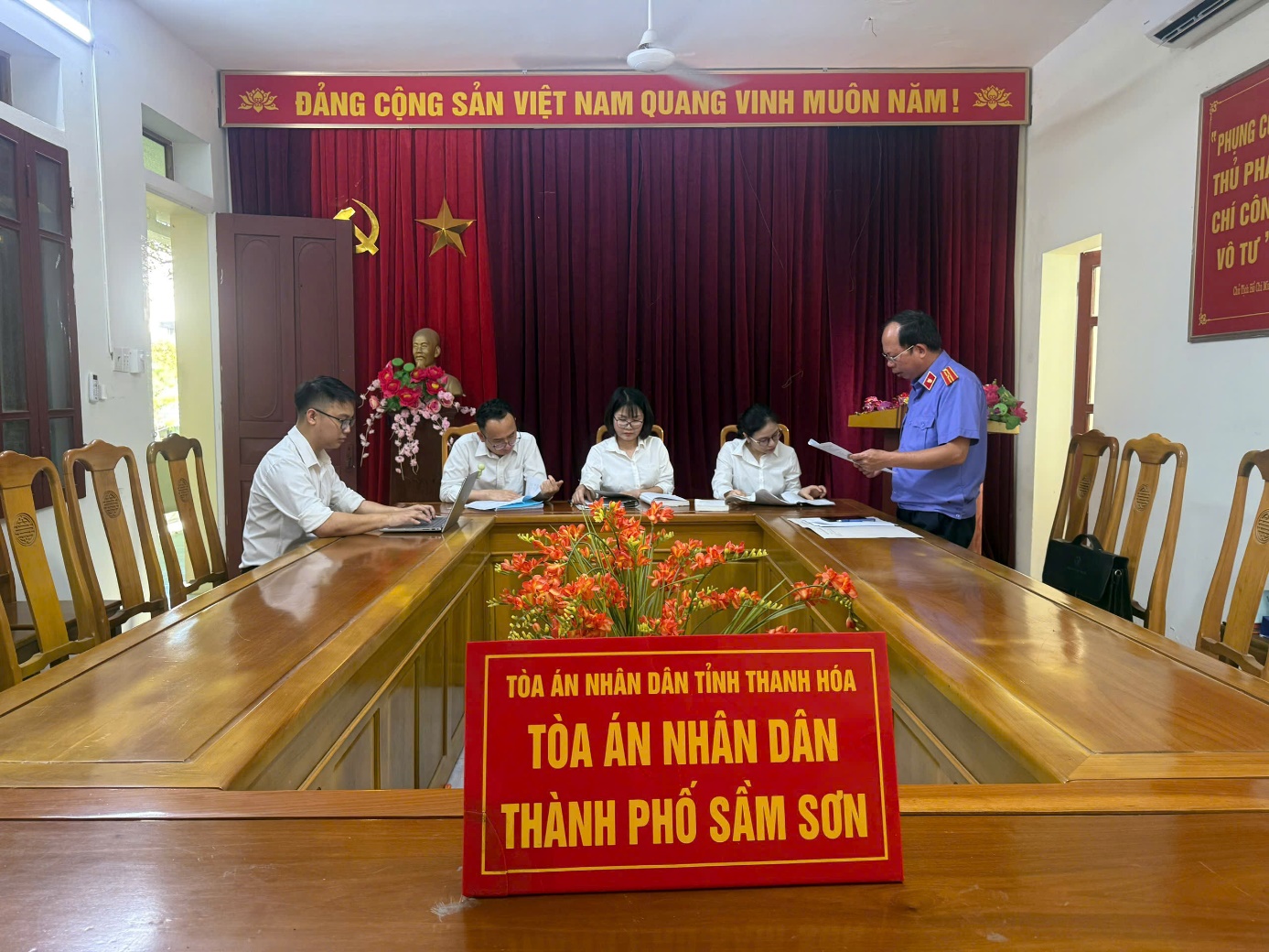 Kiểm sát viên Lê Văn Toàn phát biểu quan điểm tại phiên họp