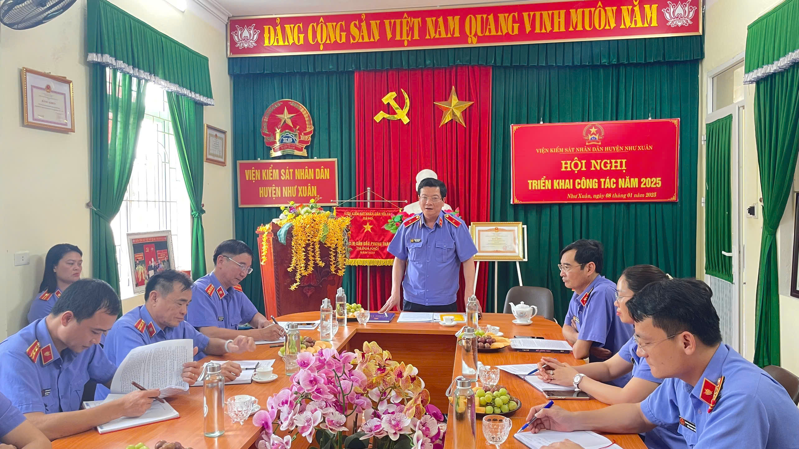 Đồng chí Trần Thế Kính, Bí thư Đảng ủy, Viện trưởng VKSND tỉnh phát biểu chỉ đạo tại buổi làm việc với VKSND huyện Như Xuân