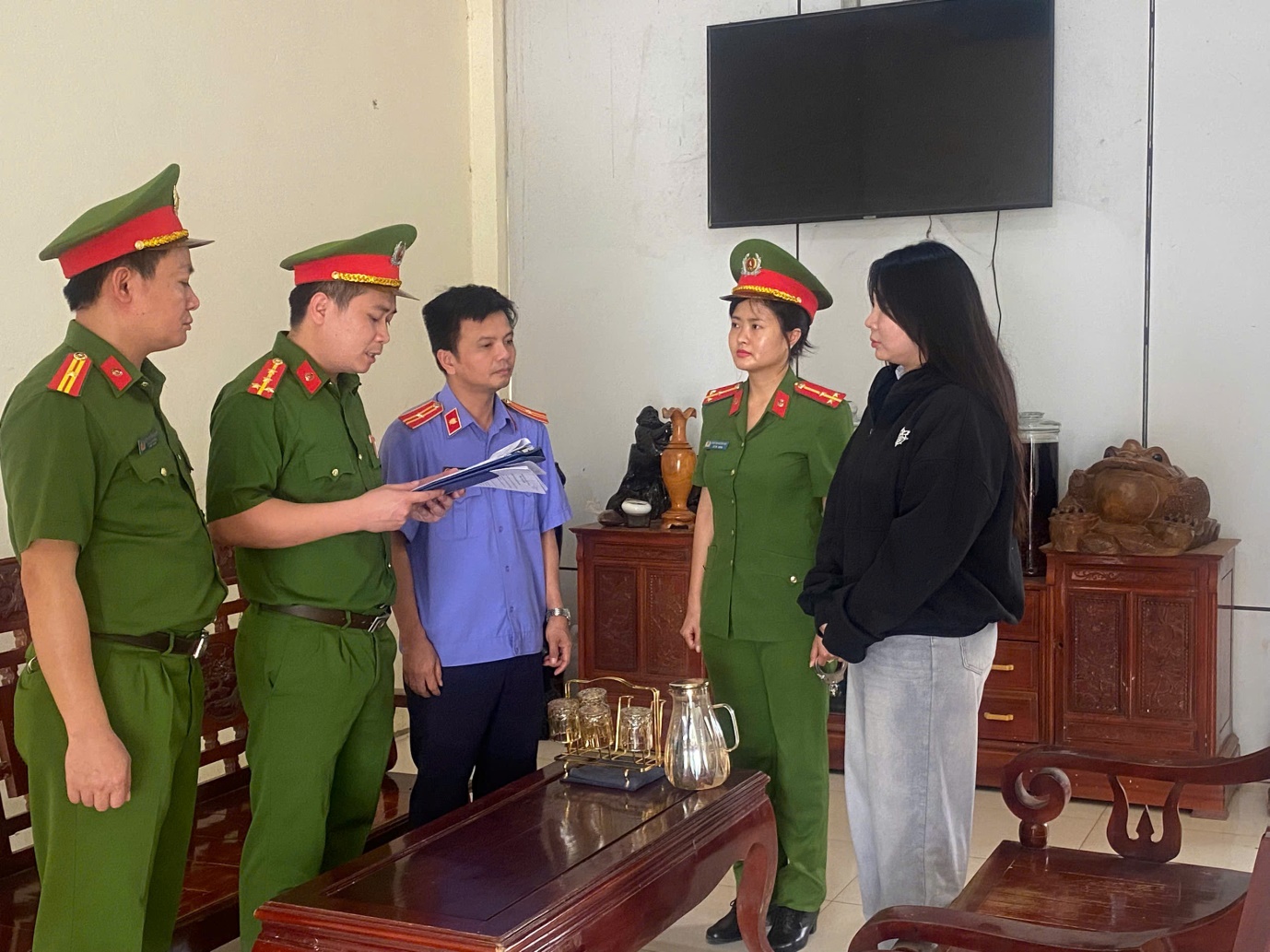 Ảnh: Kiểm sát viên tham gia khám xét