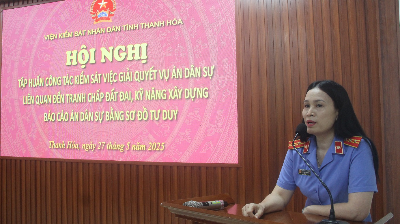 Đồng chí Phạm Thị Hoàn, Trưởng phòng 9 VKSND tỉnh truyền đạt nội dung chuyên đề đến công chức VKS hai cấp