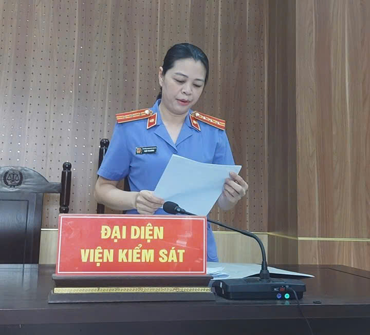 Ảnh: Kiểm sát viên phát biểu quan điểm tại phiên tòa