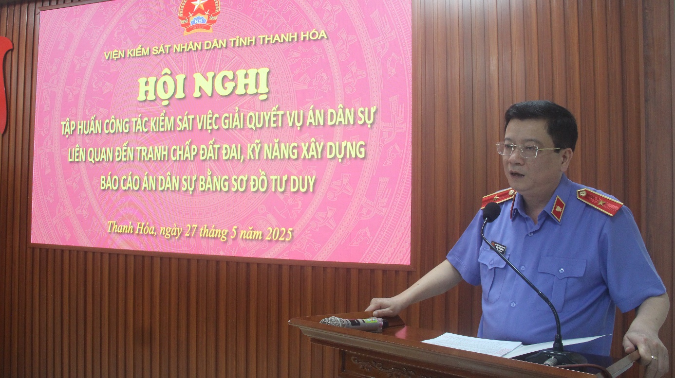 Đồng chí Trần Thế Kính, Bí thư Đảng ủy, Viện trưởng VKSND tỉnh phát biểu tại Hội nghị