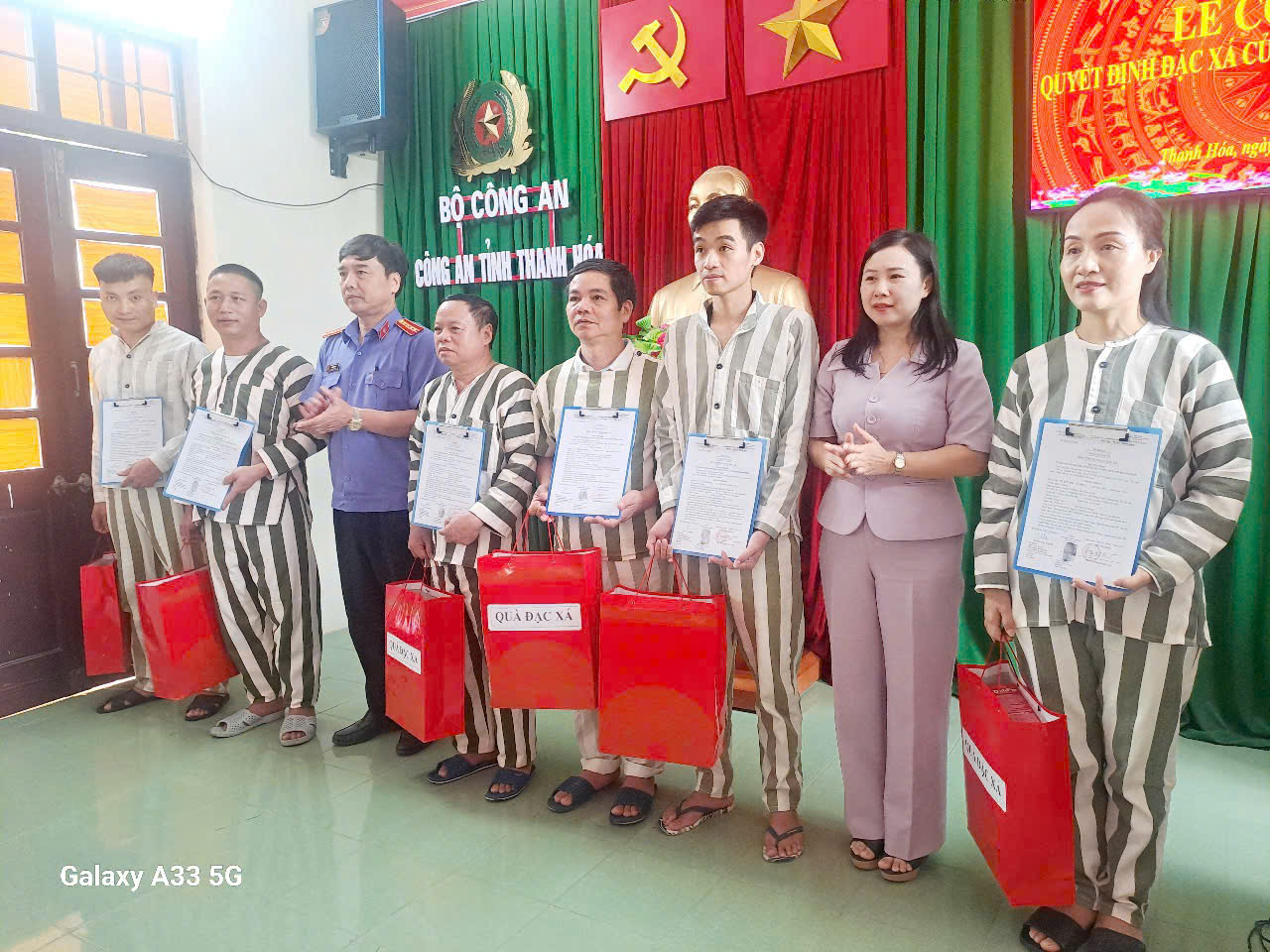 Ảnh: Đ/c Vũ Xuân Thoan, Phó Viện trưởng VKSND tỉnh Thanh Hóa trao Quyết định đặc xá năm 2025 tại Trại tạm giam Công an tỉnh