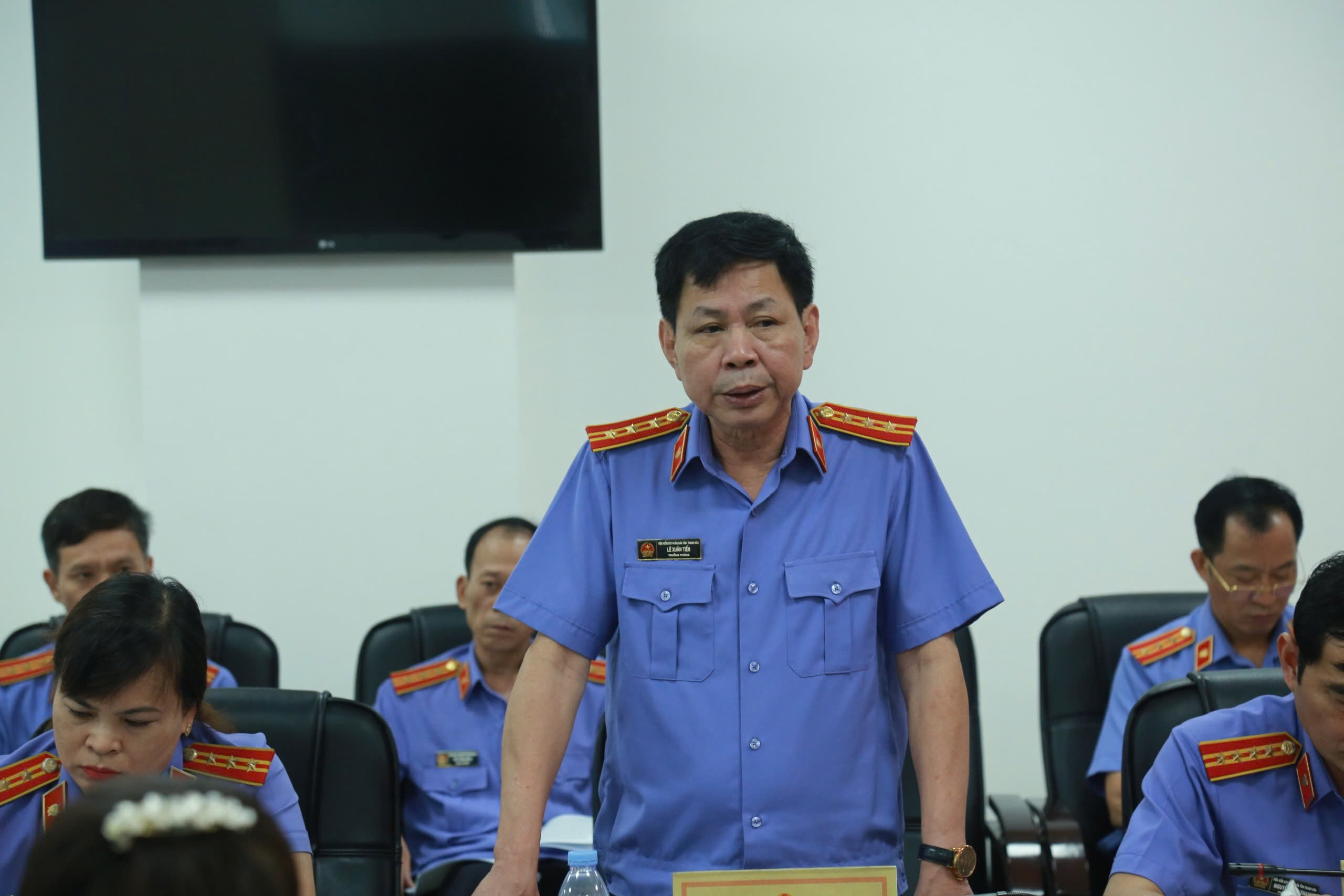 Đ/c Lê Xuân Tiến, Trưởng phòng 2 phát biểu tham luận tại Hội nghị