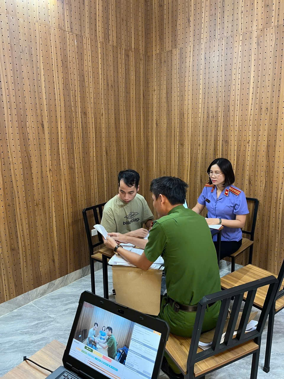Ảnh: Kiểm sát viên tham gia hỏi cung bị can cùng Điều tra viên