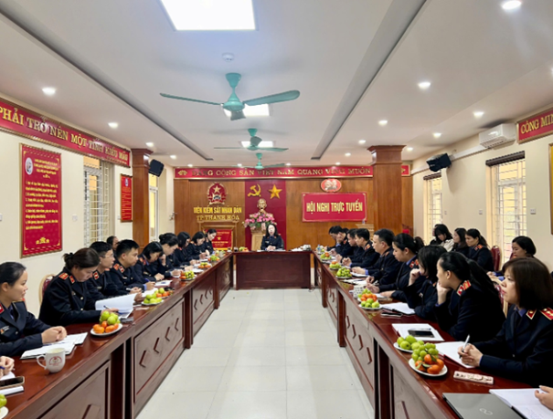 Ảnh: Đ/c Phan Thị Bình, Viện trưởng Viện KSND TP. Thanh Hóa phát biểu chỉ đạo Hội nghị