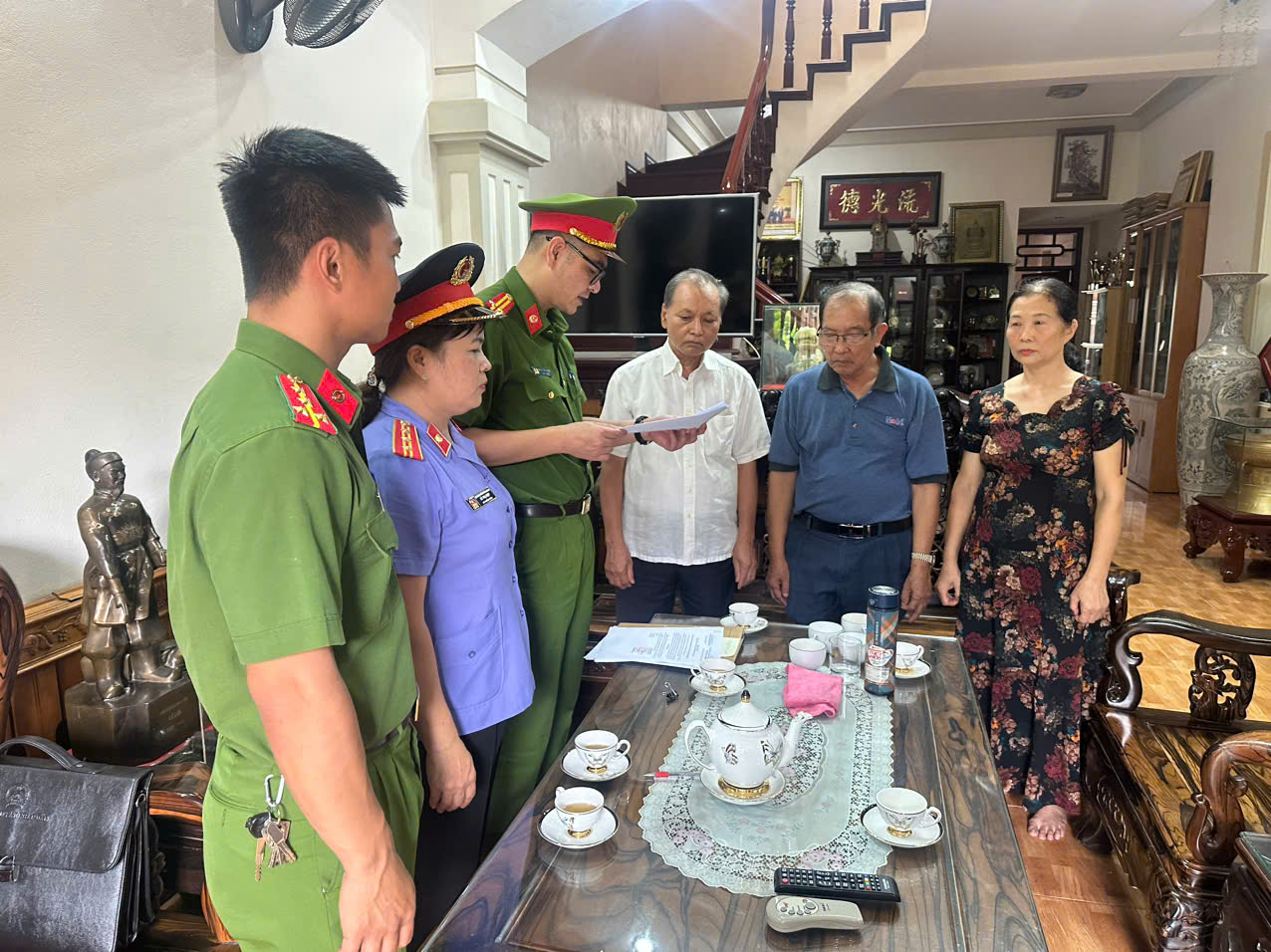 Cơ quan CSĐT Công an tỉnh Thanh Hóa thi hành Lệnh khám xét nơi ở đối với Nguyễn Đức Quyền