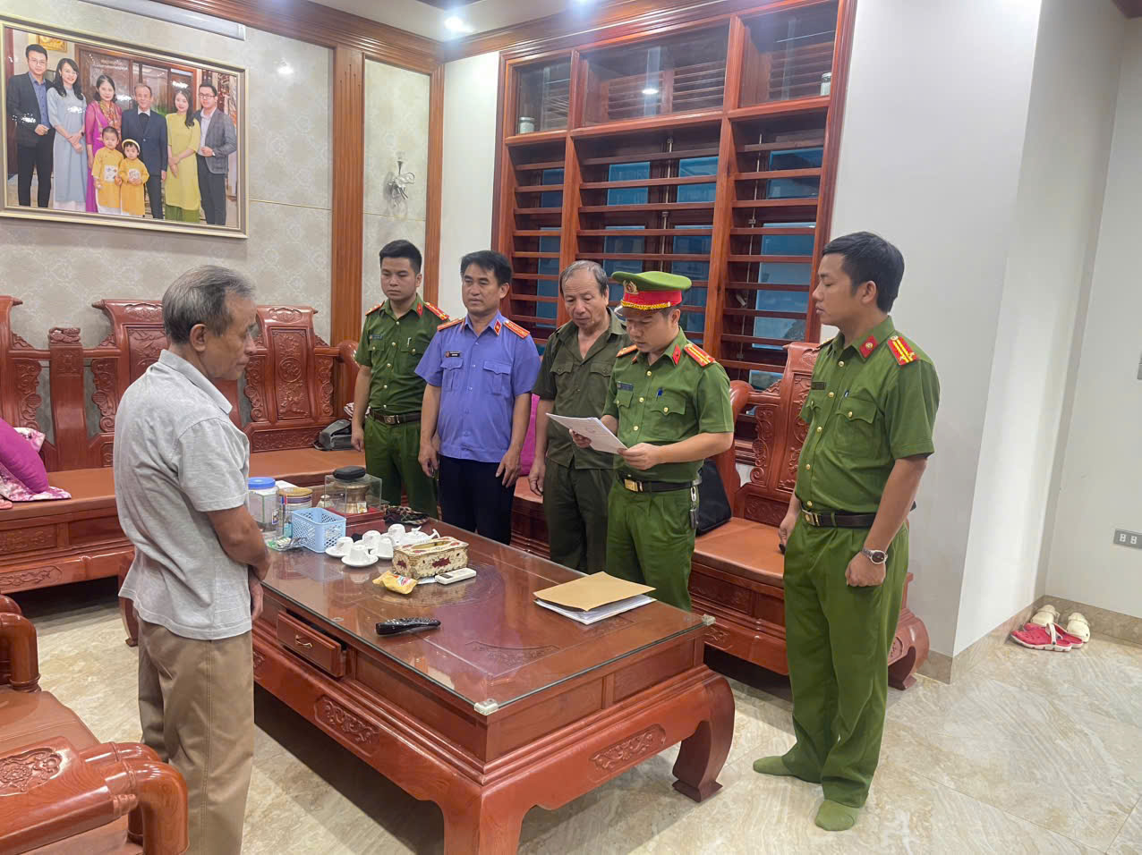 Cơ quan CSĐT Công an tỉnh Thanh Hóa thi hành Lệnh khám xét nơi ở đối với Trịnh Xuân Ba