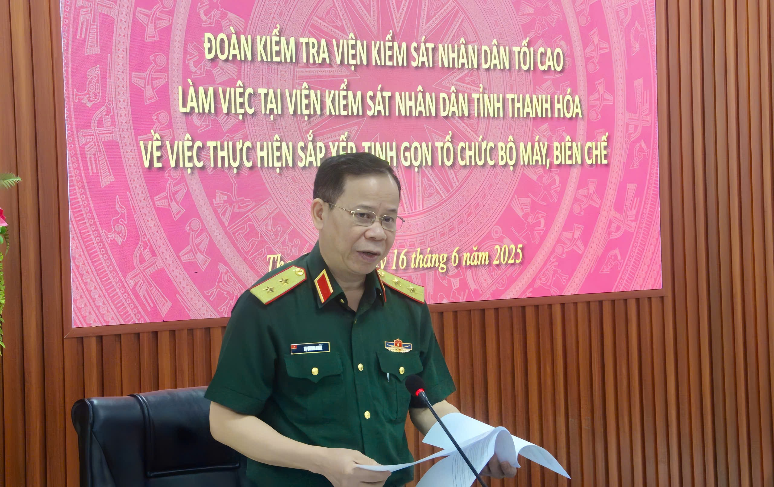 Đ/c Trung tướng Tạ Quang Khải, Phó Viện trưởng VKSND tối cao, Viện trưởng Viện kiểm sát quân sự trung ương phát biểu tại buổi kiểm tra