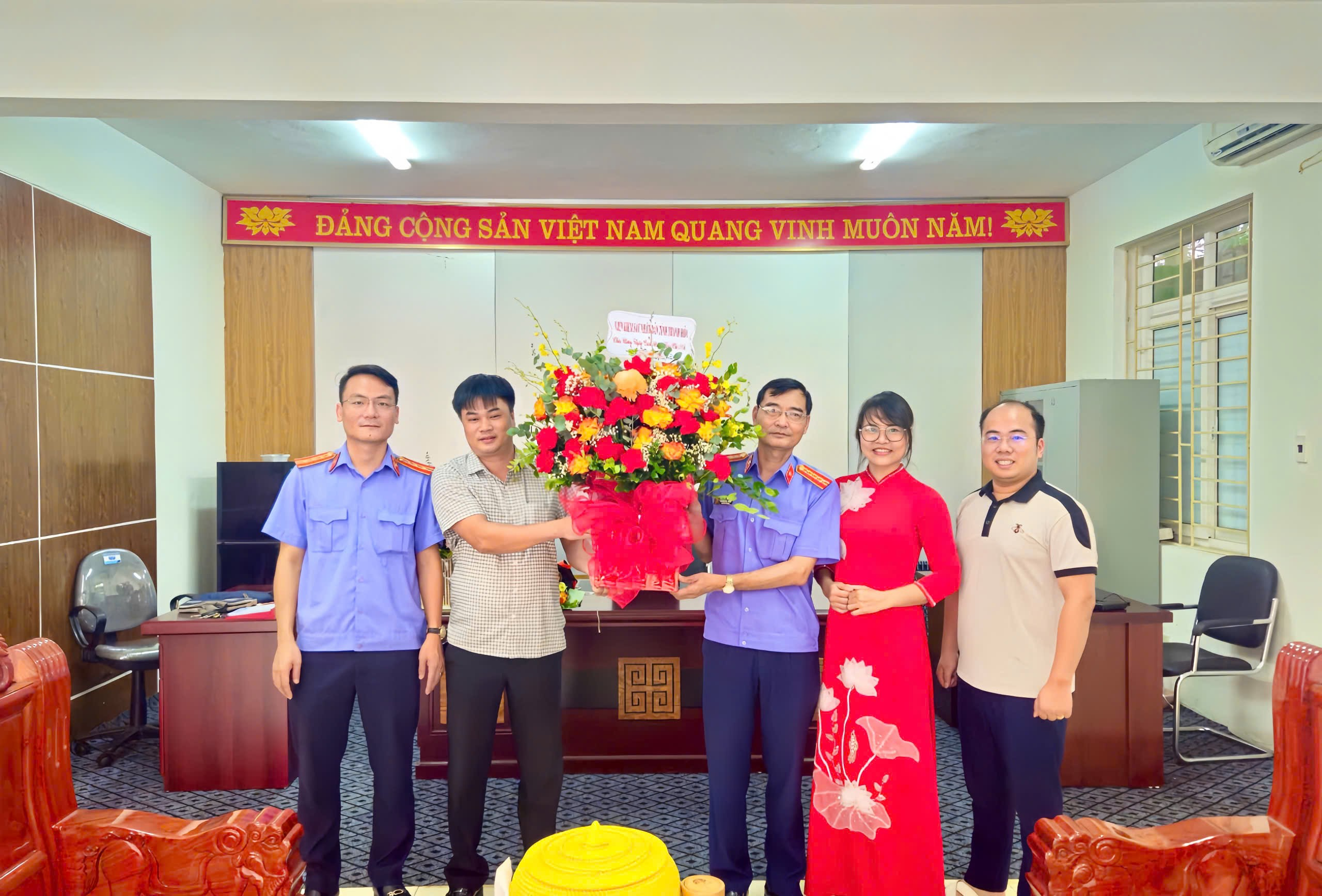 Đ/c Nguyễn Đức Thanh – Phó Viện trưởng VKSND tỉnh tặng hoa, chúc mừng Phóng viên thường trú Báo BVPL tại Thanh Hóa