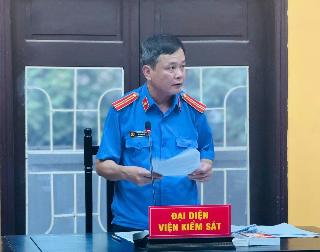 Đại diện Viện kiểm sát thực hành quyền công tố, kiểm sát xét xử tại phiên tòa