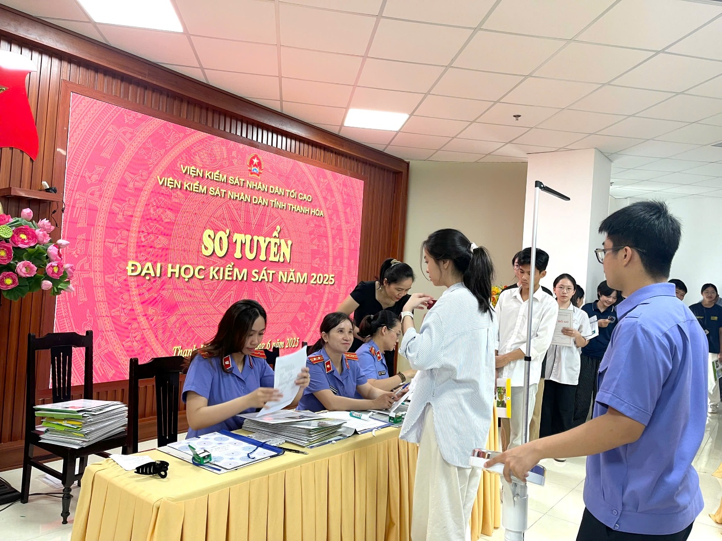 Ảnh: Các thí sinh đến sơ tuyển