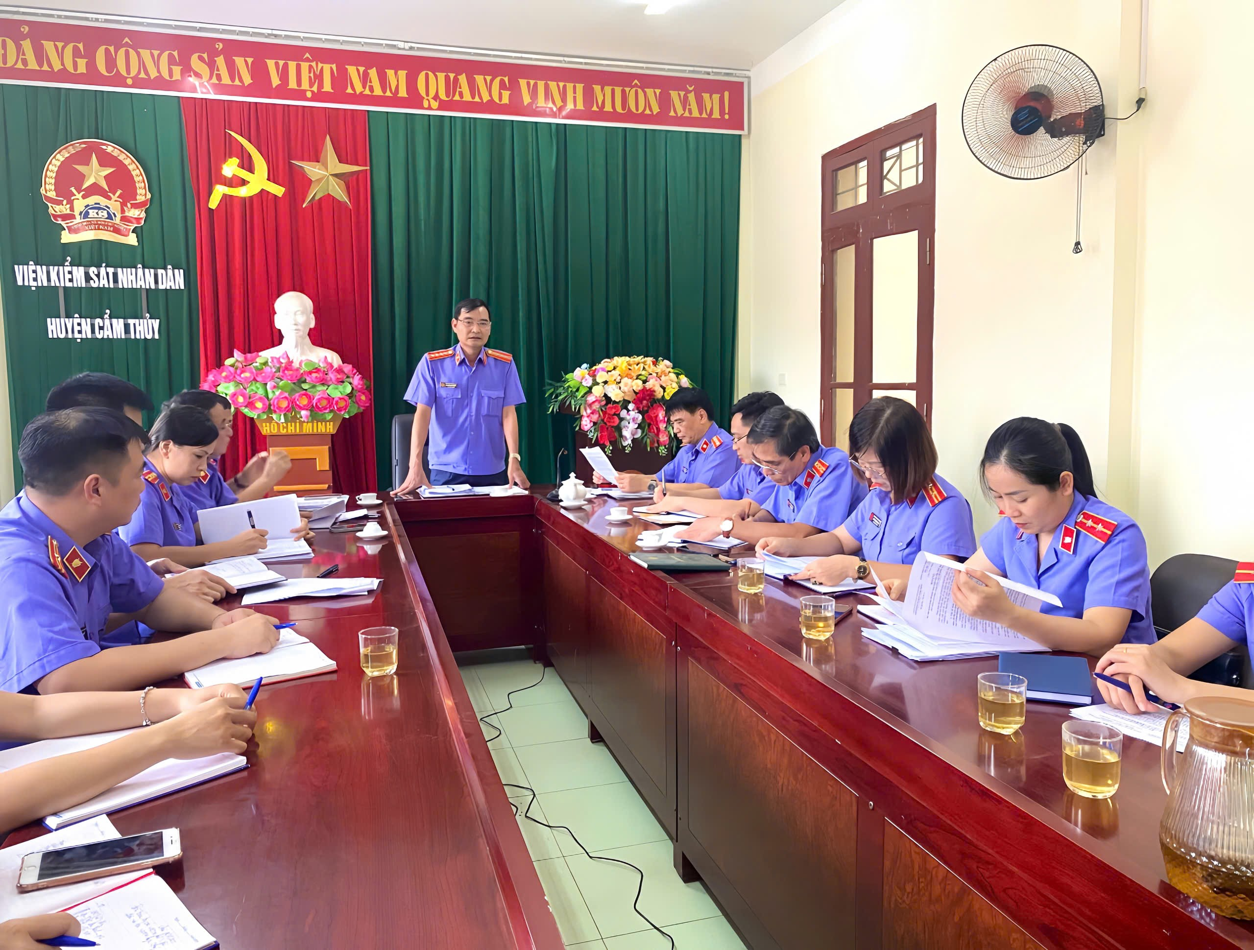 Đoàn kiểm tra làm việc tại VKSND huyện Cẩm Thủy