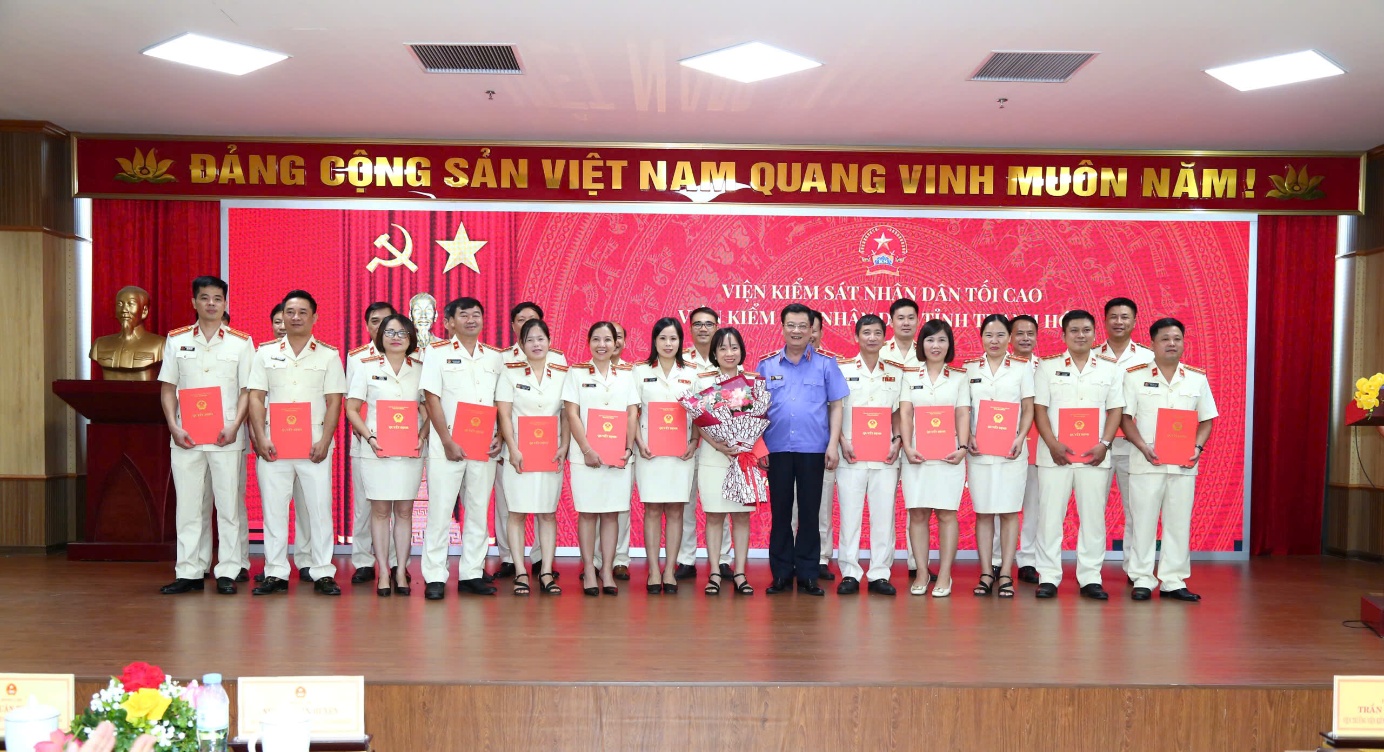 Đồng chí Trần Thế Kính, Viện trưởng VKSND tỉnh trao quyết định cho các đồng chí Phó Viện trưởng VKSND khu vực