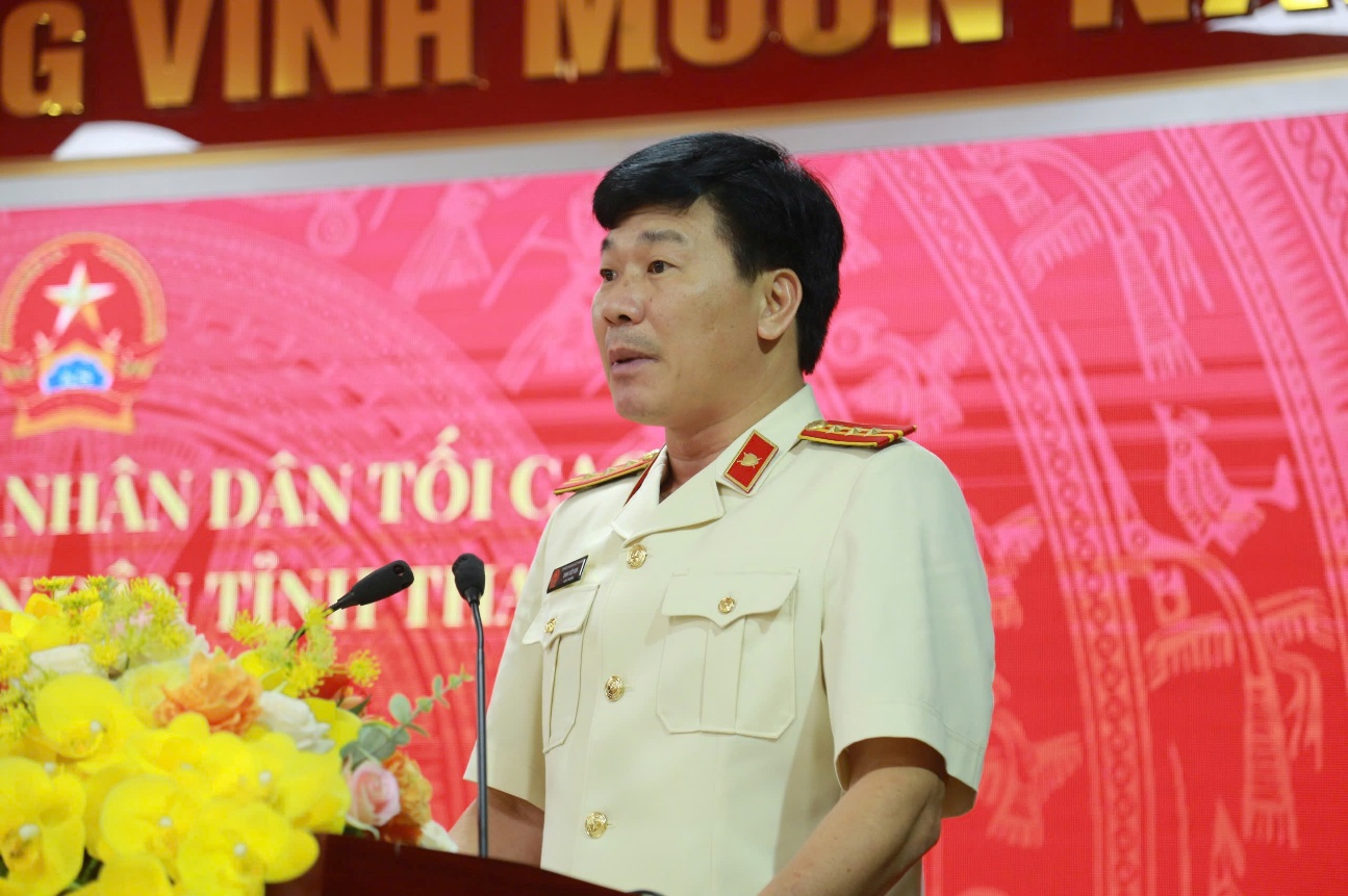 Đồng chí Đinh Viết Sơn, Viện trưởng VKSND khu vực 9 phát biểu nhận nhiệm vụ tại buổi Lễ