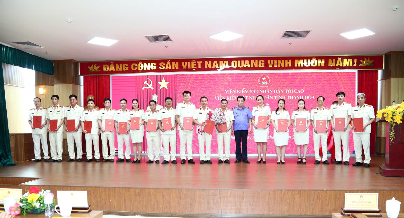Đồng chí Trần Thế Kính, Viện trưởng VKSND tỉnh trao quyết định cho các đồng chí Viện trưởng VKSND khu vực, Trưởng các phòng trực thuộc VKSND tỉnh