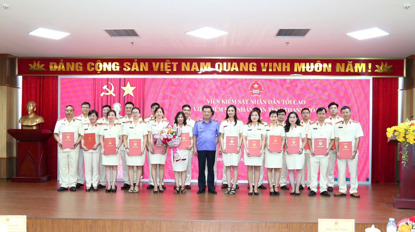 Đồng chí Trần Thế Kính, Viện trưởng VKSND tỉnh trao quyết định cho các đồng chí Phó Viện trưởng VKSND khu vực