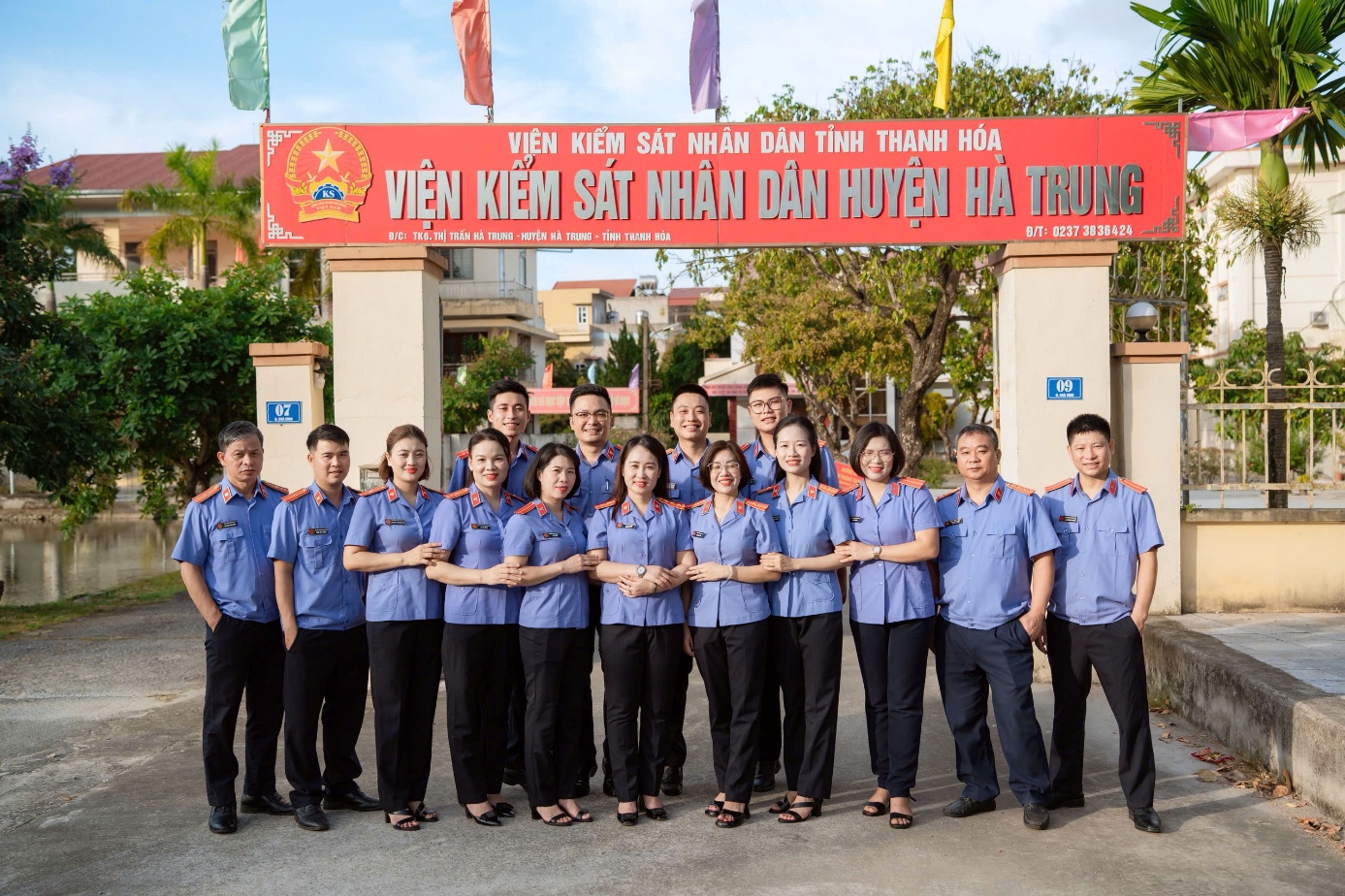 Ảnh: Tập thể đơn vị VKSND huyện Hà Trung chụp ảnh lưu niệm trước khi chuyển sang trụ sở VKSND khu vực