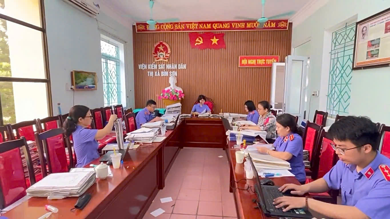 Ảnh: Công chức, kiểm sát viên VKSND thị xã Bỉm Sơn đang sắp xếp hồ sơ phục vụ công tác bàn giao cho VKSND khu vực