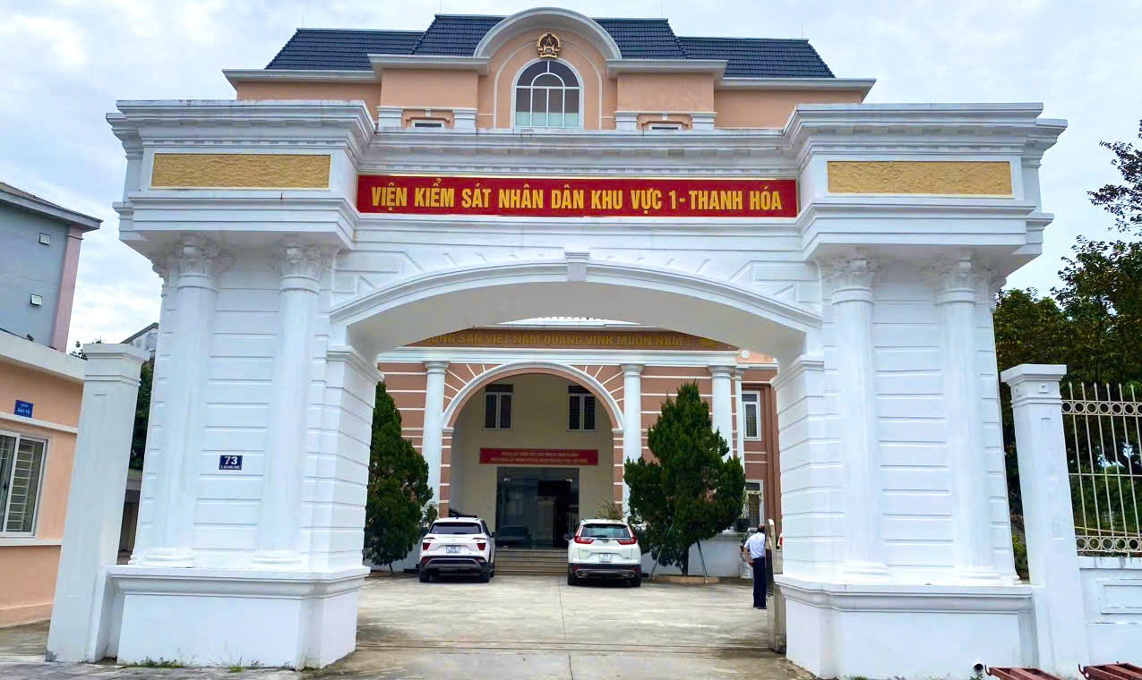 Ảnh: Trụ sở VKSND thành phố Thanh Hóa thay biển tên thành VKSND khu vực 1 - Thanh Hóa để đi vào hoạt động