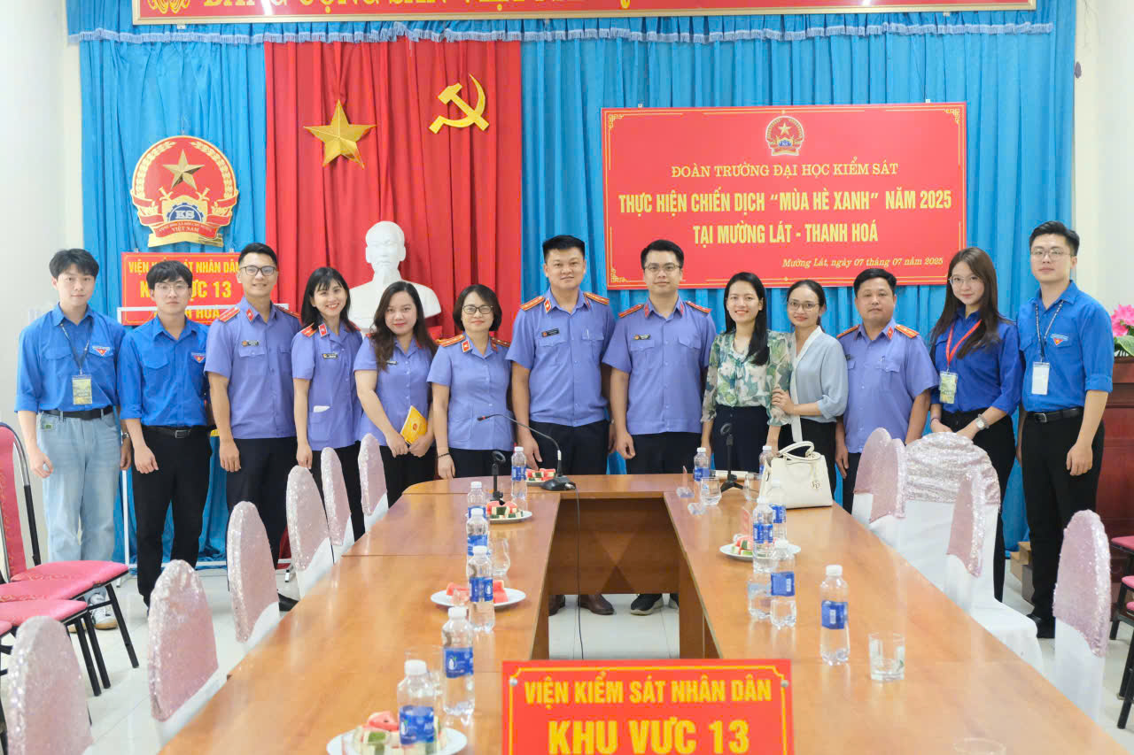 Đại diện Đoàn thanh niên VKSND tỉnh Thanh Hoá và lãnh đạo VKSND khu vực 13 - Thanh Hoá cùng đoàn thanh niên Trường Đại học kiểm sát tham gia chiến dịch mùa hè xanh