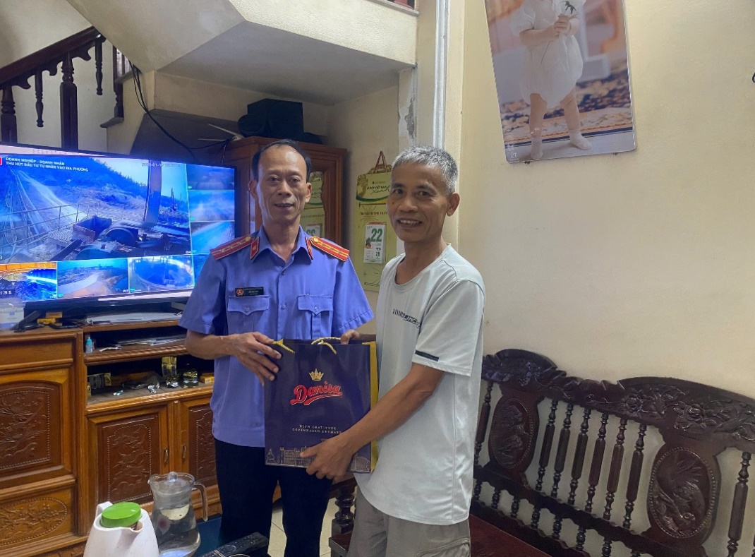 Đ/c Đỗ Văn Hậu - Viện trưởng VKSND khu vực 3 đến thăm đồng chí Vũ Trọng Trạng - Nguyên Viện trưởng VKSND huyện Triệu Sơn, tỉnh Thanh Hóa.