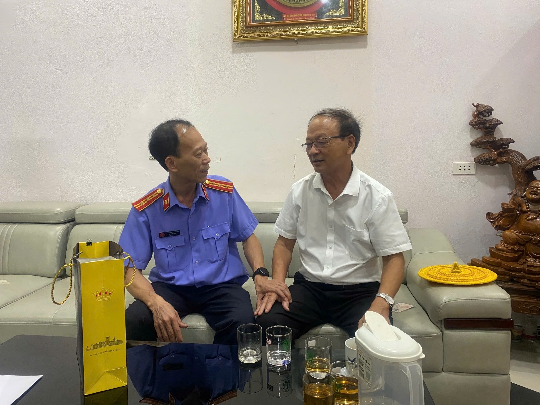 Thăm hỏi cán bộ hưu trí đã từng công tác trong ngành