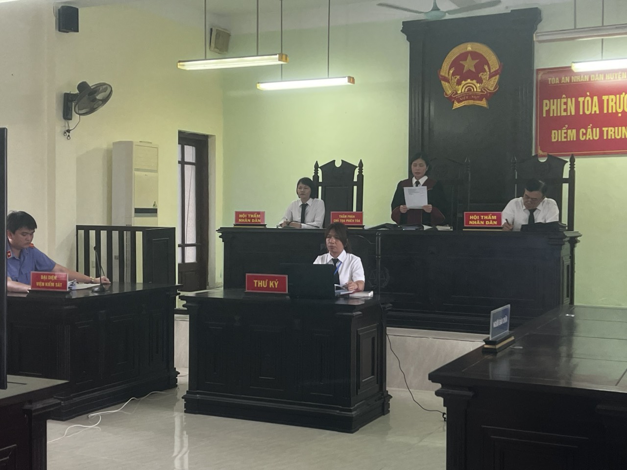 Kiểm sát viên VKSND khu vực 4 thực hành quyền công tố và kiểm sát xét xử tại phiên tòa
