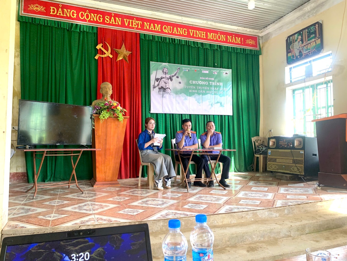 Các Kiểm sát viên tư vấn, giải đáp pháp luật cho bà con nhân dân