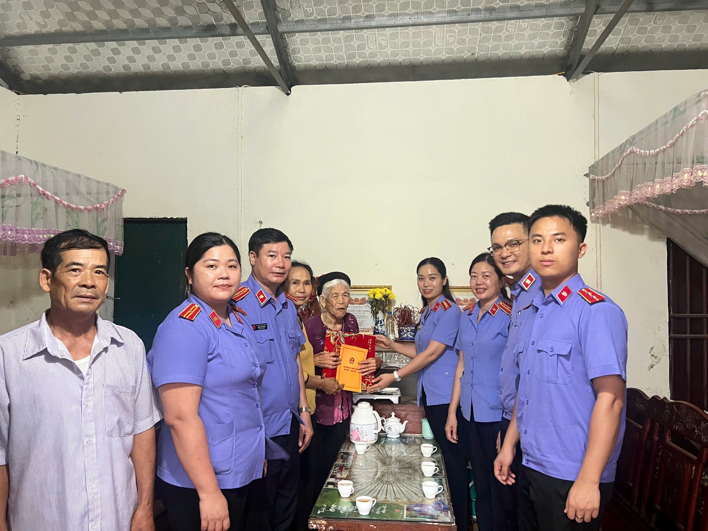 Đ/c Lê Thị Ngọc Hà - Viện trưởng làm trưởng đoàn đến thăm hỏi, trao quà cho thân nhân của các đồng chí trong đơn vị là thương binh, bệnh binh