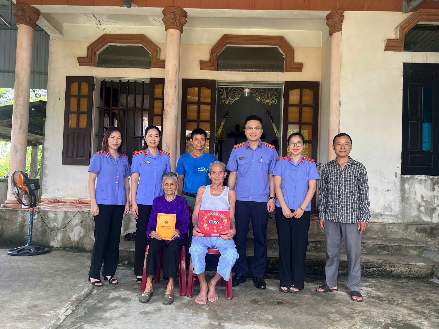 Đ/c Lê Thị Ngọc Hà - Viện trưởng làm trưởng đoàn đến thăm hỏi, trao quà cho các mẹ Việt Nam anh hùng