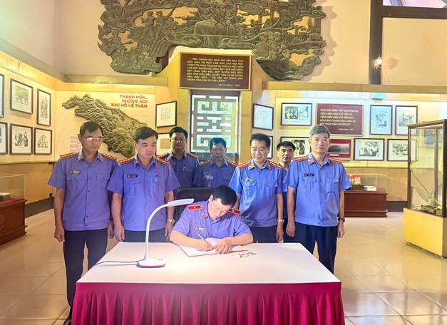 Đồng chí Trần Thế Kính, Bí thư Đảng uỷ, Viện trưởng VKSND tỉnh Thanh Hoá viết lưu bút bày tỏ lòng biết ơn vô hạn đối với công lao của Chủ tịch Hồ Chí Minh
