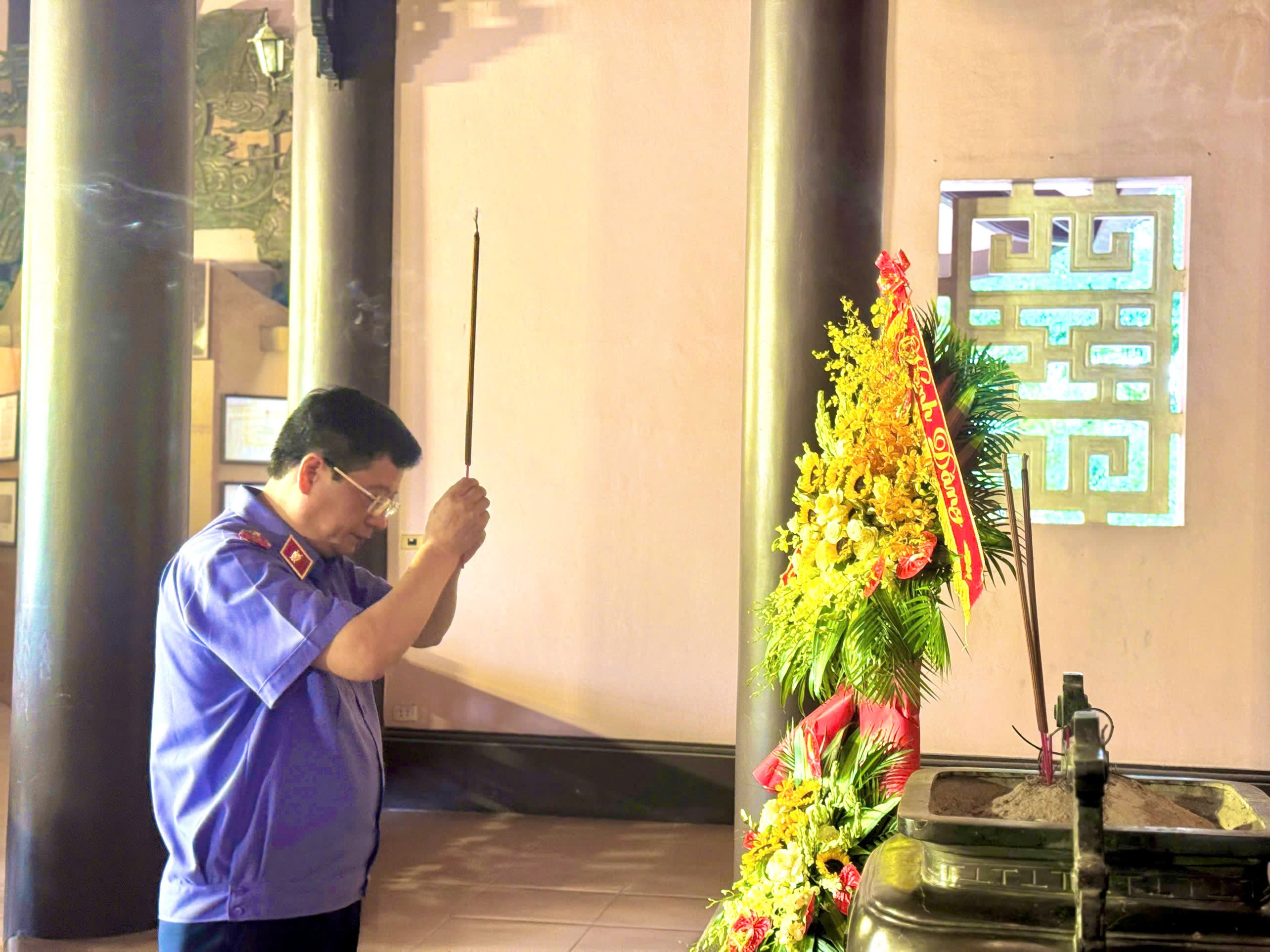 Đồng chí Trần Thế Kính, Bí thư Đảng uỷ, Viện trưởng VKSND tỉnh Thanh Hoá dâng hương tại Nhà tưởng niệm Chủ tịch Hồ Chí Minh