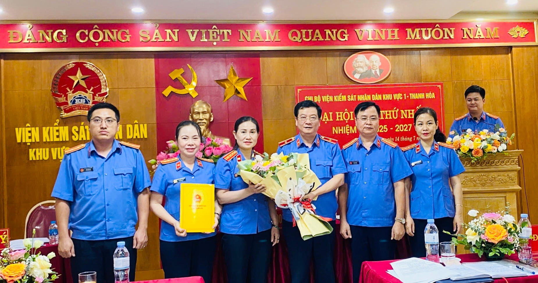 Đồng chí Trần Thế Kính, Viện trưởng VKSND tỉnh dự chỉ đạo và trao Quyết định của Đảng ủy VKSND tỉnh cho Ban Chấp hành Chi bộ VKSND khu vực 1, nhiệm kỳ 2025-2027
