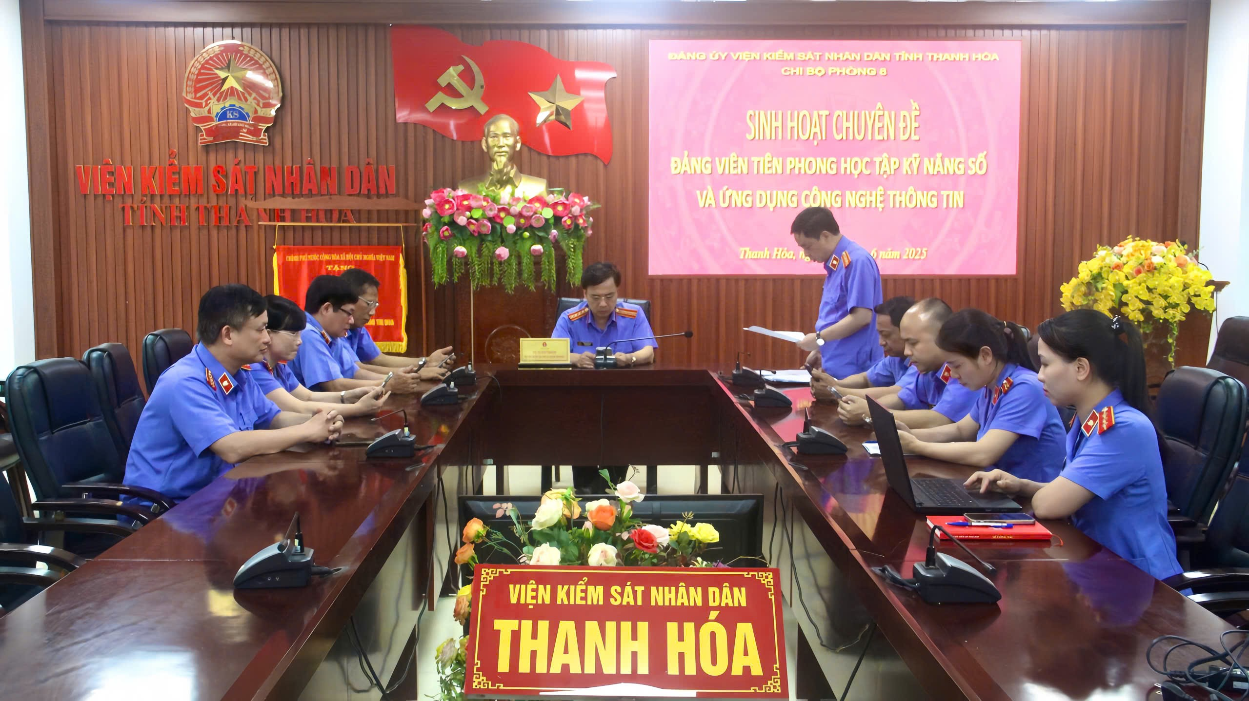 Ảnh: Chi bộ Phòng 8 sinh hoạt chuyên đề “Đảng viên tiên phong học tập kỹ năng số”