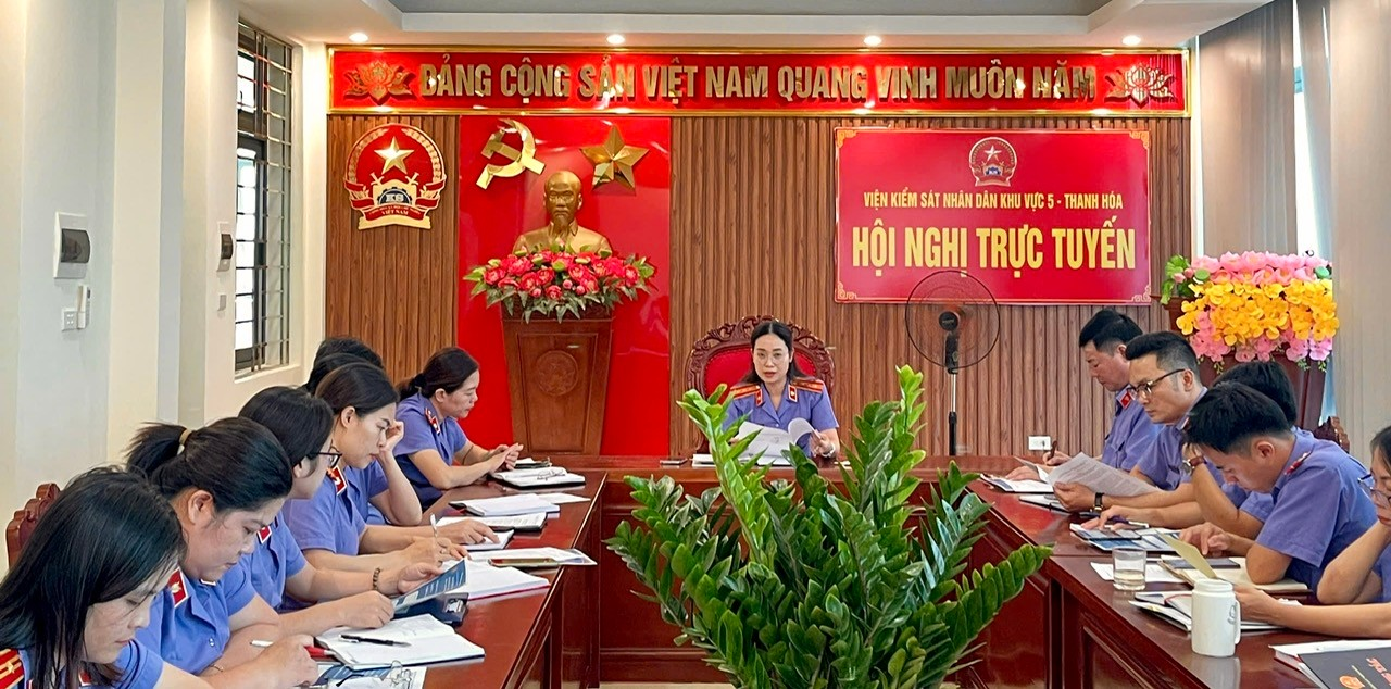 Đồng chí Lê Thị Ngọc Hà, Bí thư Chi bộ, Viện trưởng phát biểu tại buổi sinh hoạt chuyên đề